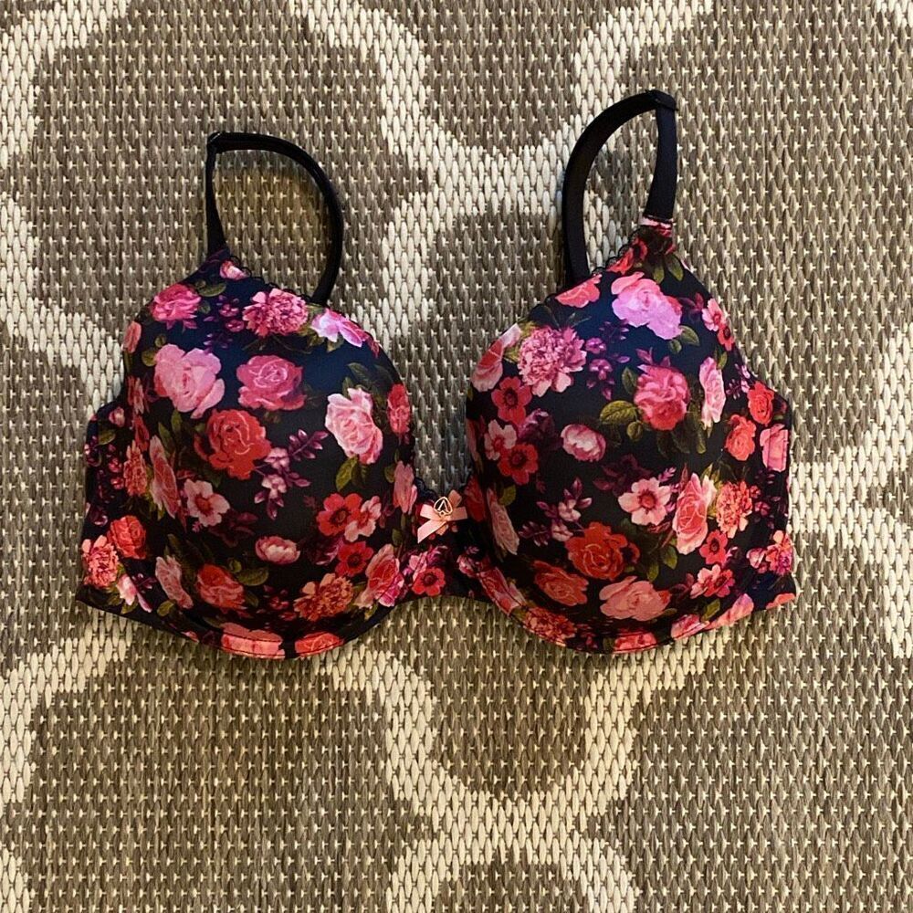Victoria’s Secret bra, body by Victoria lined perfect coverage bra size 32DDD